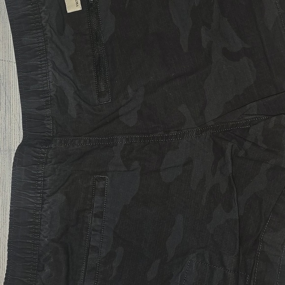 Vuori Women's Ripstop Shorts Black Camo Size L - Picture 9 of 12